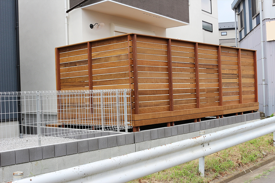 神奈川県横浜市都筑区 T邸 通りから丸見えだったお庭。デッキ面から1.5mのフェンスと扉で愛犬と過ごすプライベート空間に