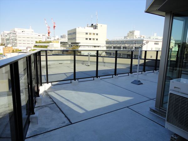 東京都新宿区 Ｏ邸 都心の屋上ガーデン モダンデザインのウッドデッキガーデン