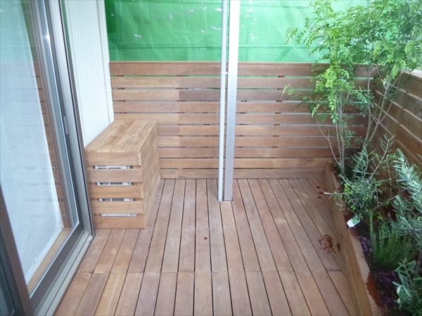 神奈川県横浜市鶴見区 U邸　狭く使い勝手の悪い庭をデザインする。作り付けのプランターでグリーンとすごすオシャレなウッドデッキ