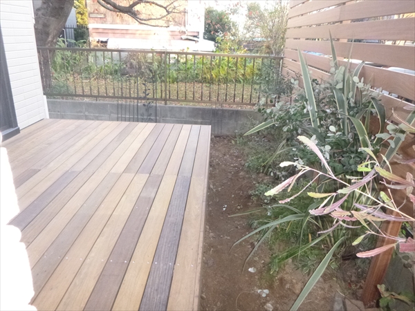 神奈川県横浜市港北区Ｍ邸 ３種類のハードウッドを使いわけた フェンス付ガーデンプラン