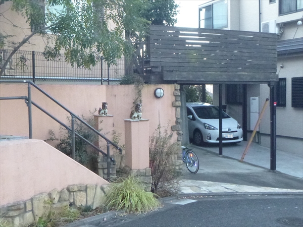 神奈川県横浜市青葉区 H邸 車庫上に広がる鉄骨下地のパーゴラのある庭