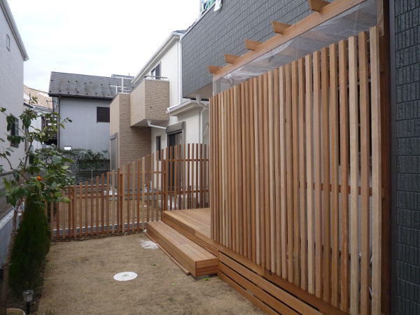 神奈川県横浜市都筑区 N邸 猫用フェンス付 専用ウッドデッキとアーチ状デザインフェンス