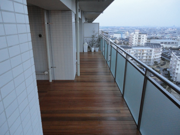 東京都稲城市 S邸 美しい夜景のマンションベランダにお子様を考えた埋め込みプランター