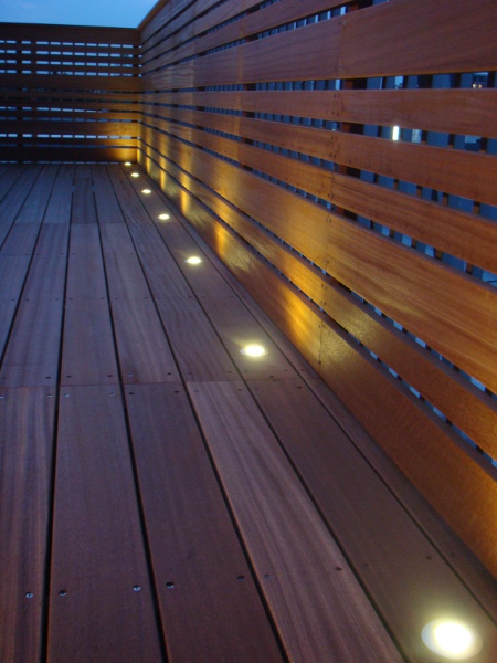東京都国立市 Y邸 ルーフバルコニー LED照明付きウッドデッキガーデンで幻想的な夜の空間に