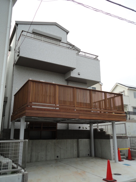 神奈川県三浦市 A邸 鉄骨下地の車庫上スカイデッキをウリン材で。ルーバーフェンスで目隠しも