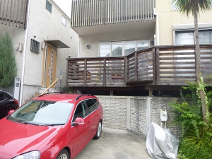 神奈川県横浜市 F邸 鉄骨下地で車二台分のスペースを確保 もちろんウッドデッキは広々スペース