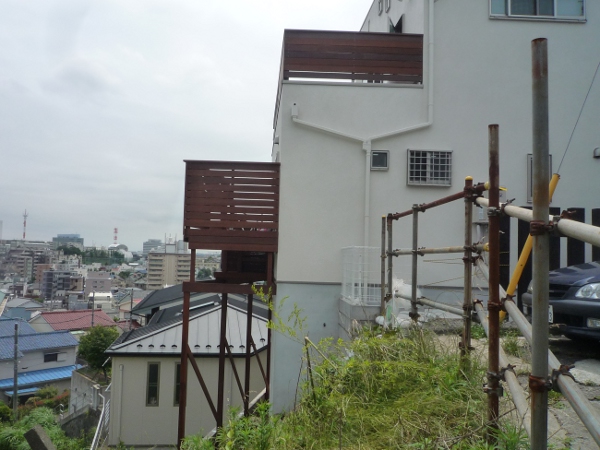 神奈川県横浜市緑区 T邸 崖の上の５mのスカイデッキはアイアンウッドのウリン材で