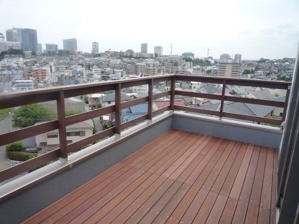 神奈川県横浜市緑区 T邸 崖の上の５mのスカイデッキはアイアンウッドのウリン材で