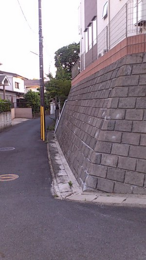 神奈川県横浜市青葉区 Y邸 擁壁上の一戸建て 既存フェンスを撤去し空中空間を有効活用