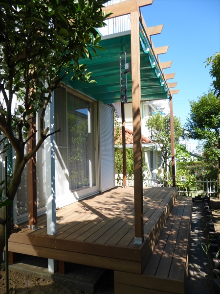 神奈川県横浜市金沢区 O邸 リビングからの眺めを開放的にしたオーニング付ウッドデッキ