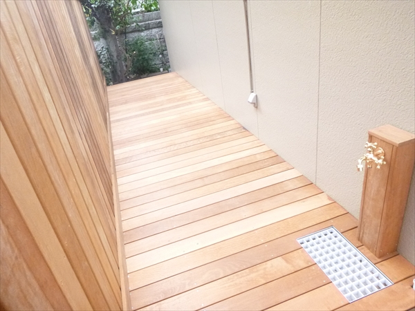 神奈川県横浜市青葉区 S邸 築17年腐ったデッキを 縦あんこ貼りフェンスが印象的なポリカ屋根付き快適空間へリニューアル
