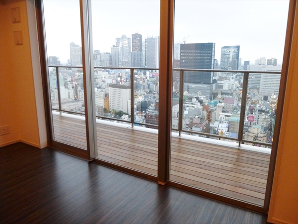 東京都新宿区 U邸 高層マンションのベランダウッドデッキで夜景を楽しむ