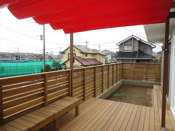 神奈川県横浜市緑区 S邸 前面敷地からの視線を考慮した横貼デザインフェンスに赤いスライドオーニングを効かせたパーゴラ付きウッドデッキ