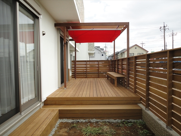 神奈川県横浜市緑区 S邸 前面敷地からの視線を考慮した横貼デザインフェンスに赤いスライドオーニングを効かせたパーゴラ付きウッドデッキ
