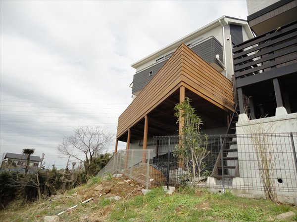 神奈川県横浜市鶴見区 N邸 抜群の眺望がのぞめるオールウリン材の高台傾斜地スカイデッキ
