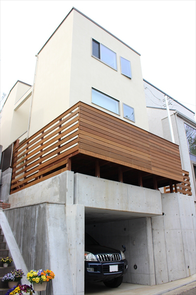 神奈川県横浜市港北区 K邸 中庭に光が差し込む擁壁上のこだわり住居に、はね出しウッドデッキリビングが完成！
