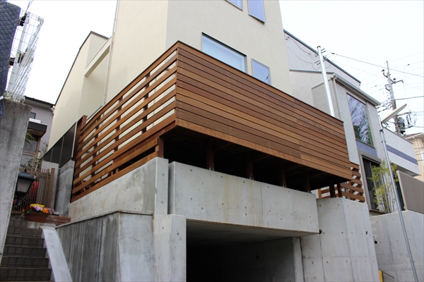 神奈川県横浜市港北区 K邸 中庭に光が差し込む擁壁上のこだわり住居に、はね出しウッドデッキリビングが完成！
