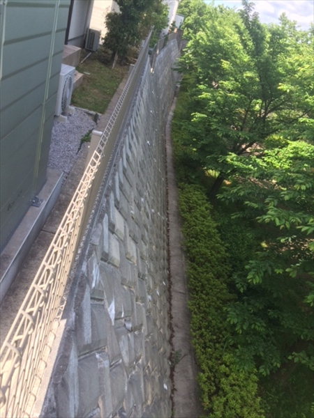 神奈川県横浜市都筑区 M邸 『空中に存在していた我が家の庭はこんなに広かった！』大迫力の擁壁下敷地いっぱいまでのはね出しウッドデッキ