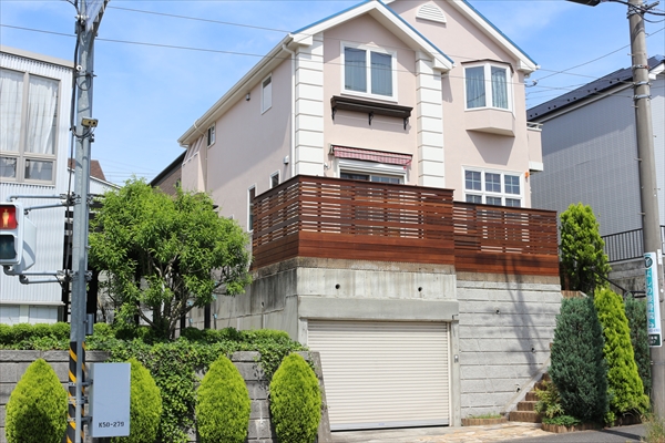 神奈川県横浜市青葉区 H邸 色焼けを抑えるシッケンズ塗料仕上げのデザインフェンスで 美しい擁壁上ウッドデッキ