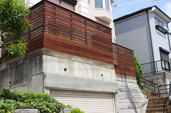 神奈川県横浜市青葉区 H邸 色焼けを抑えるシッケンズ塗料仕上げのデザインフェンスで 美しい擁壁上ウッドデッキ