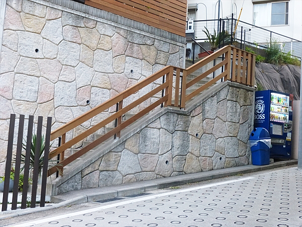 神奈川県横浜市港北区 M邸 高さ4mの駐車場上鉄骨ウッドデッキ 室外機も置けない狭小スペースが約25平米の空間に生まれ変わる