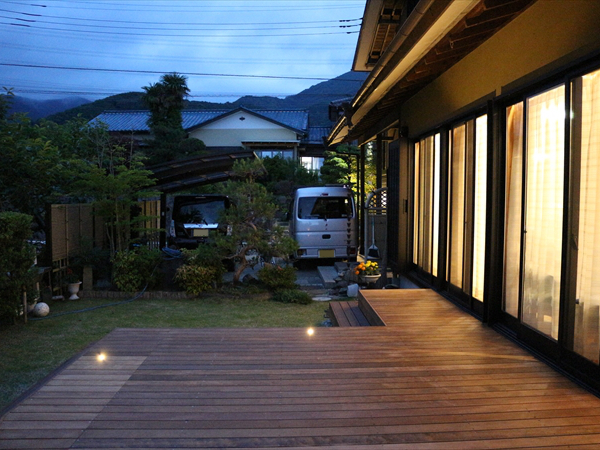 神奈川県伊勢原市 O邸 広々とした敷地に天然芝。フォーカルポイントを意識しウッドデッキでお庭の印象をアップ！