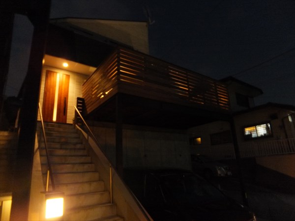 神奈川県横浜市戸塚区 T邸 駐車場２台分の空中　鉄骨下地でリビングとひと続きの車庫上ウッドデッキ
