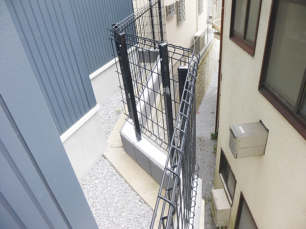 神奈川県横浜市西区 S邸 西区特有の高低差のある家 擁壁下の変形デッドスペースに合わせたスカイデッキ 強い日差しでも涼しい『北側生活』♪