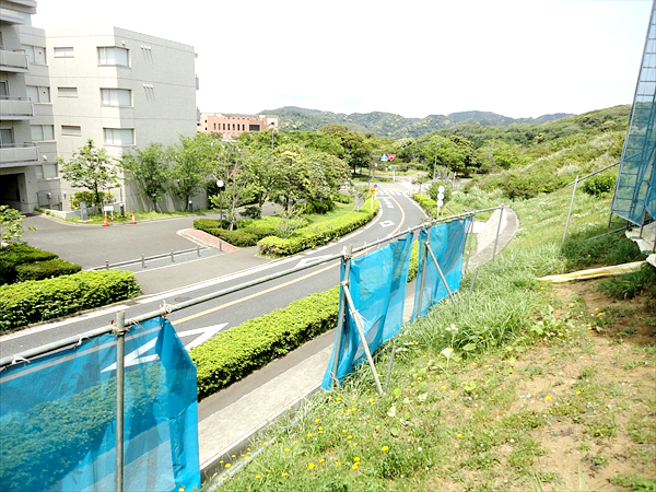 横須賀市 I邸 湘南国際村の相模湾を見下ろす眺望豊かな新築一戸建てにゆったり過ごせる広々傾斜地ウッドデッキ