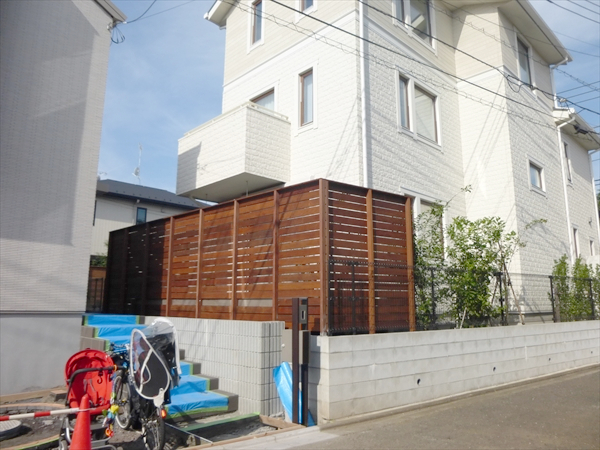 東京都練馬区 I邸 既存のデッキに目隠しフェンスの追加工事。ハードウッドで囲まれるプライベートな空間を造る