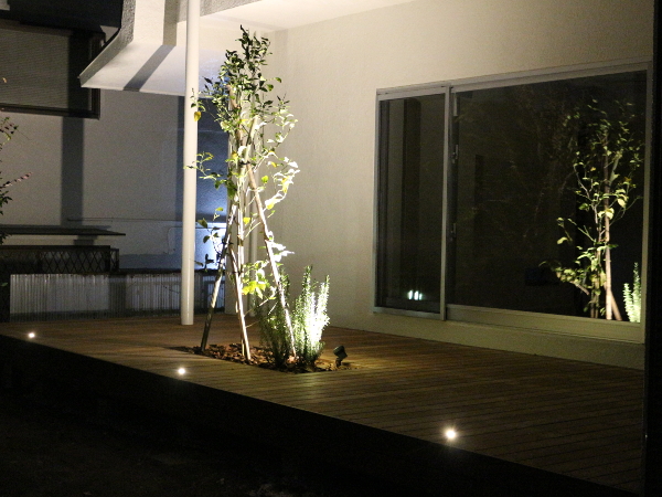 東京都町田市 K邸 シンプルなデザインウッドデッキ。ウッドデッキをくり抜きこだわりの植栽でアクセントを
