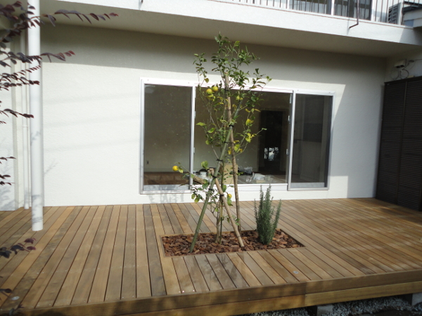 東京都町田市 K邸 シンプルなデザインウッドデッキ。ウッドデッキをくり抜きこだわりの植栽でアクセントを