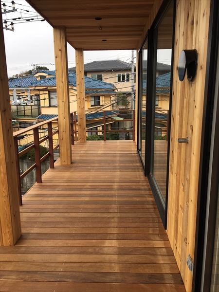 神奈川県逗子市 K様 坂の上に建つ木を基調としたこだわりの戸建。こだわりの先は木製ベランダで
