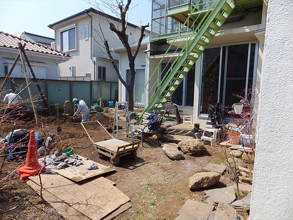 埼玉県さいたま市 K邸 自宅外壁に沿わせて造るフラットデッキ。桜が春を運ぶ 『お花見ウッドデッキ』