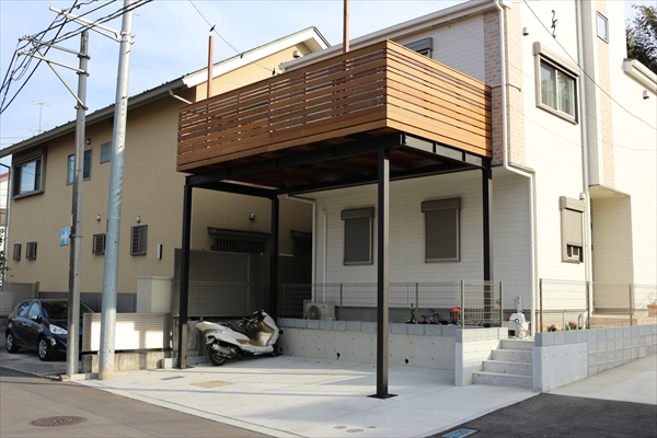 東京都町田市 S邸 ２Fリビングよりつながる多目的スペース。必要な範囲に絞った車庫上デッキ