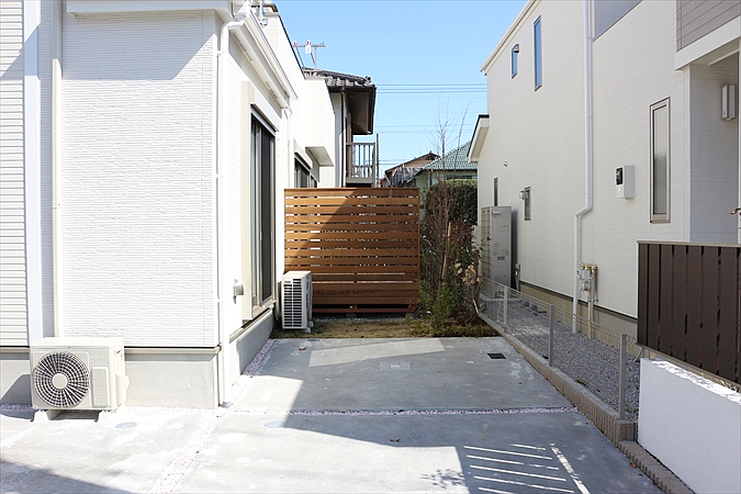 神奈川県川崎市麻生区 K邸 予算に合わせ無駄を省いたシンプル設計。木々を眺め土と楽しむウッドデッキの庭づくり