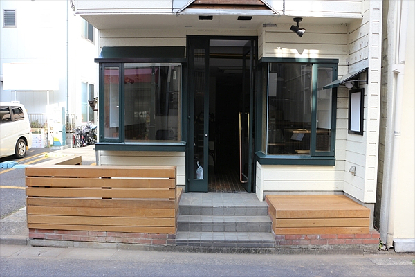 東京都台東区 カフェ 店舗限定プランで叶う店頭ウッドテラス。ノーメンテナンスのハードウッドは多忙な個人オーナー様に最適