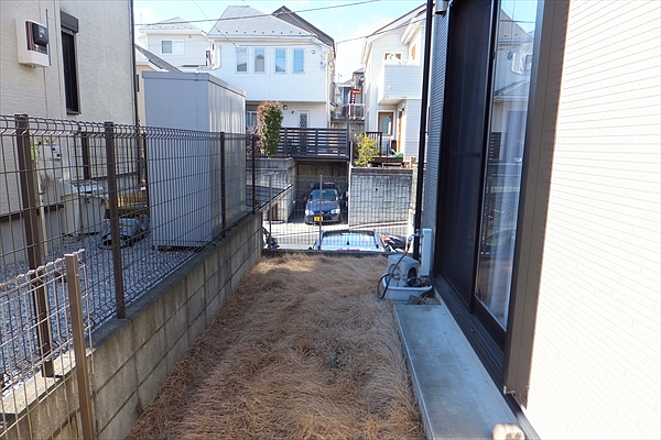 神奈川県横浜市緑区 H邸 お庭の雑草対策にウッドデッキはいかが？憧れのウッドテラスはプライベート重視の目隠しフェンス付きで