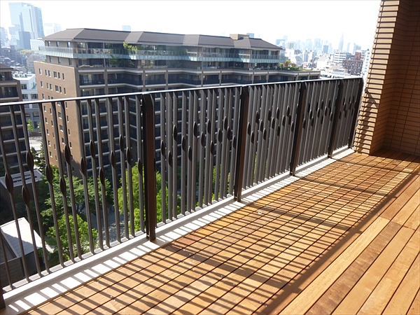 東京都渋谷区 K邸 ワイド13mを超える横長のマンションバルコニー。どのお部屋からも繋がるお部屋続きの癒し空間