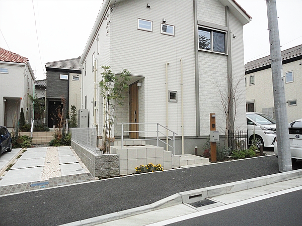神奈川県横浜市青葉区 O邸 お庭とファサードのリニューアル。目隠しフェンスで通りの視線を和らげ、軒先まで伸ばしたパーゴラ＆オーニングで雨の日も快適なお庭に
