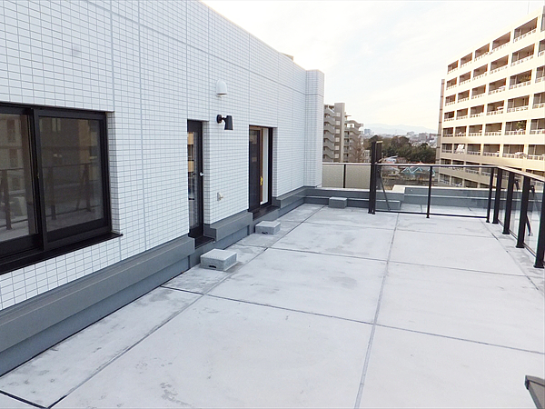 神奈川県横浜市緑区 O邸 ルーフバルコニーで過ごす休日。単なる屋外を太陽を楽しむ空間に変える