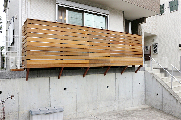 神奈川県横浜市緑区 F邸 空中デッキで、ただの通路だった場所が天然木の香り漂う木製テラスに早変わり！