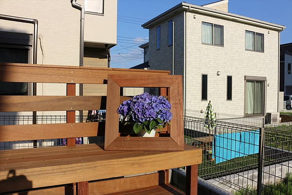 神奈川県厚木市 W邸 絶景を眺む新築物件 のんびり二人で楽しむカップルシート付ウッドデッキ