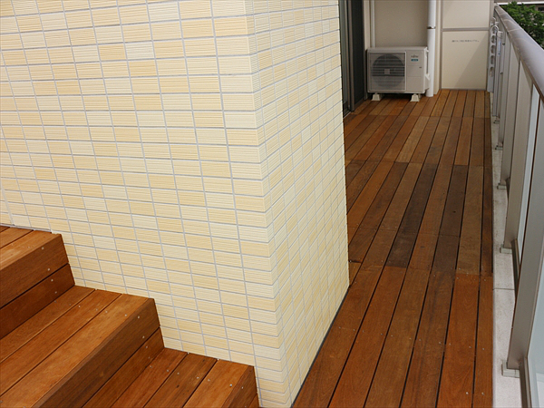 東京都調布市 S邸 メンテナンスフリーハードウッドを使用したシンプルバルコニー