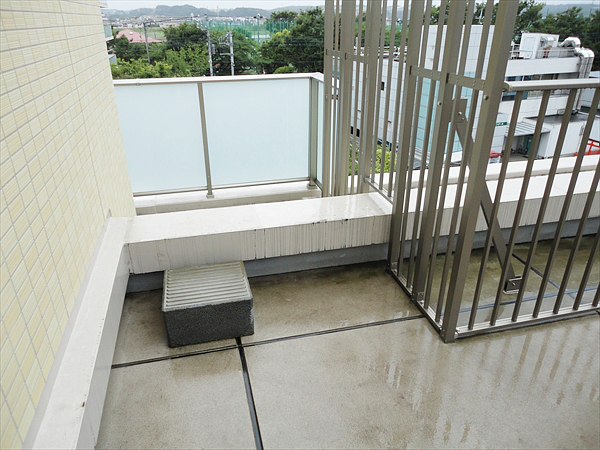 東京都調布市 S邸 メンテナンスフリーハードウッドを使用したシンプルバルコニー