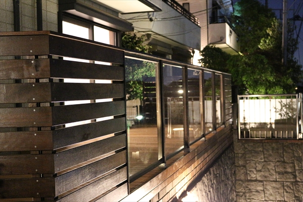 東京都町田市 I邸 丘の上の開放感あふれるデッキ。ポリカーボネートのフェンスは景色と灯りをまとうお客様こだわりのフェンス