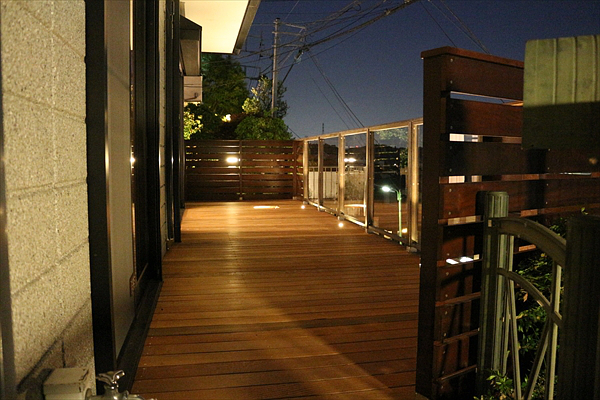 東京都町田市 I邸 丘の上の開放感あふれるデッキ。ポリカーボネートのフェンスは景色と灯りをまとうお客様こだわりのフェンス