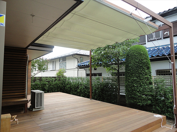 神奈川県川崎市麻生区 I邸 デザインウォールを施した造作ベンチや目隠しフェンスがアクセントに。理想をカタチにしたメンテナンスフリーなフラットガーデン