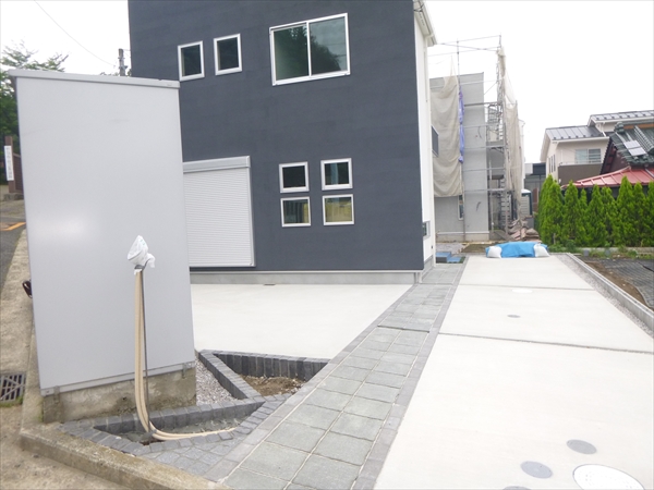 神奈川県横浜市都筑区 N邸 新築一戸建てに 見た目にも美しいデザインフェンスで囲まれた中庭ウッドデッキ！