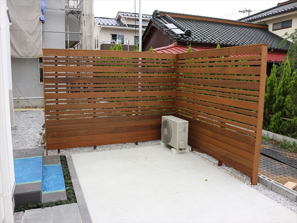 神奈川県横浜市都筑区 N邸 新築一戸建てに 見た目にも美しいデザインフェンスで囲まれた中庭ウッドデッキ！